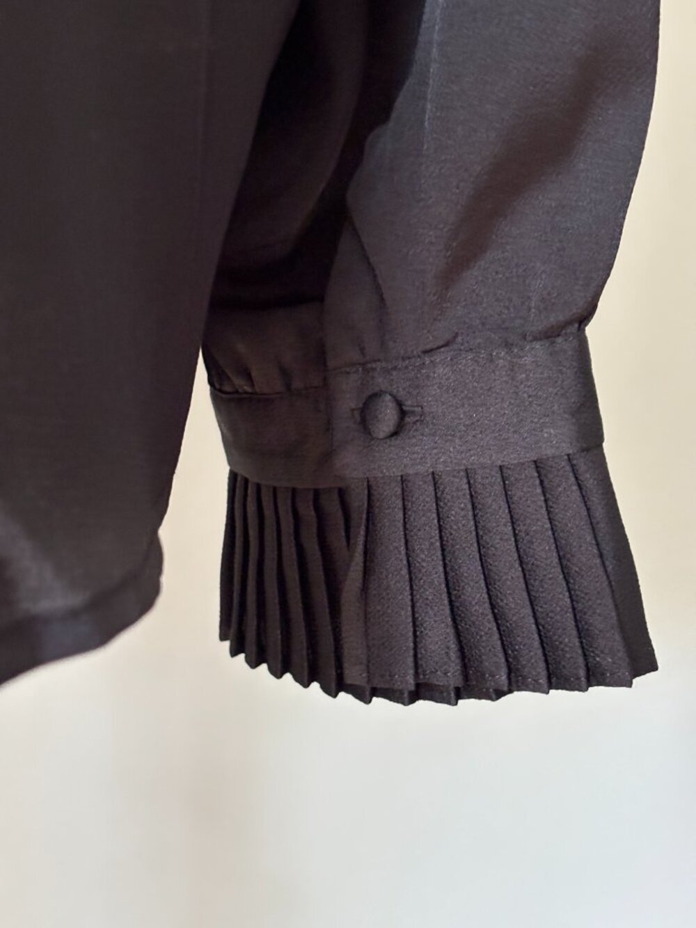 Vince Camuto Black Pleated Ruffle V-Neck Blouse Size L NWT - Picture 4 of 7